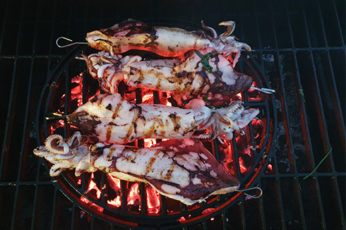 Cuisson des calmars grillés au barbecue