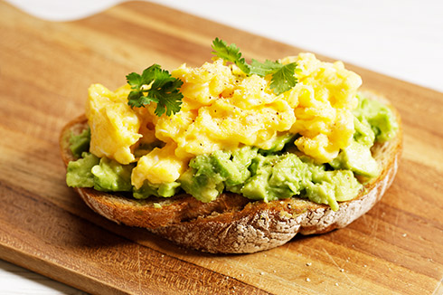 Toast a la crème d'oursin et aux avocats recette